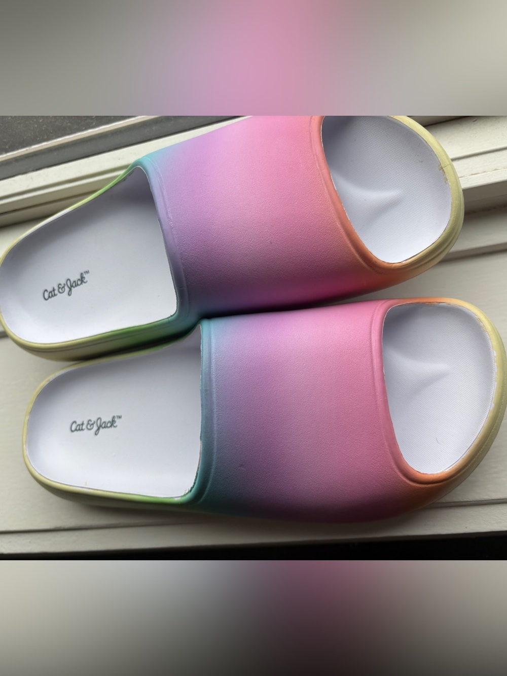 Girls’ Cat & Jack Ombré Rainbow Pastel Sport Slides 🌈✨
Size 4 | NWT | Never worn